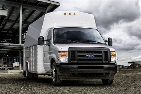 Ford E-450 2021 photo