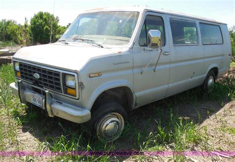 Ford E250 1984 photo