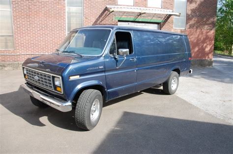 Ford E250 1985 photo