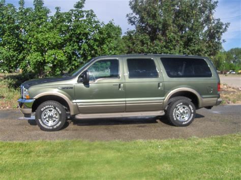 Ford Excursion 2002 photo