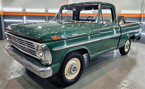 photo of Ford F100 car production