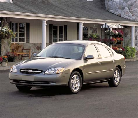 Ford Taurus 2002 photo