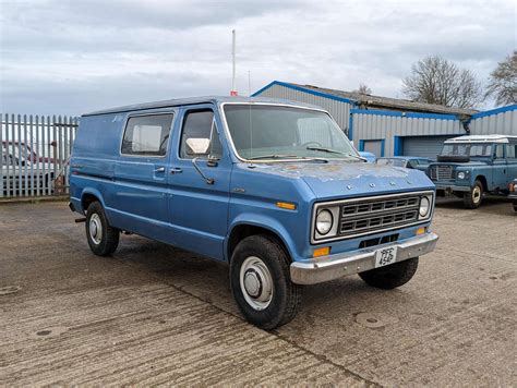 Ford Van 1976 photo