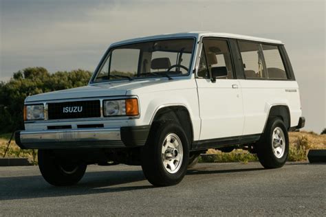 Isuzu Trooper ii 1987 photo