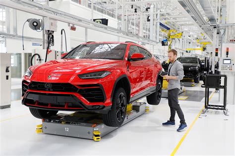 photo of Lamborghini Urus car production