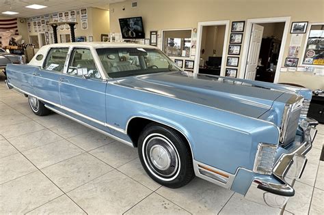 Lincoln Town car 1977 photo