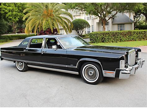 Lincoln Town car 1977 photo