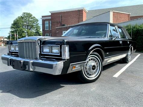 Lincoln Town car 1987 photo