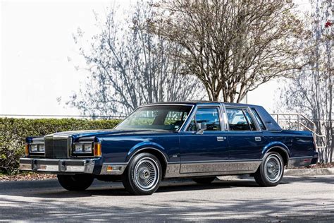 Lincoln Town car 1989 photo