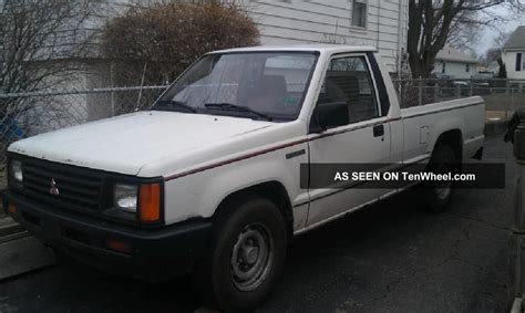 Mitsubishi Pickup 1987 photo