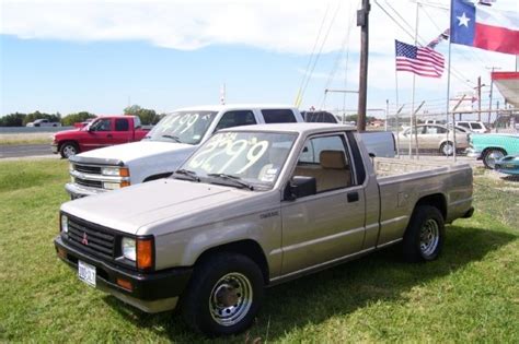 Mitsubishi Pickup 1989 photo