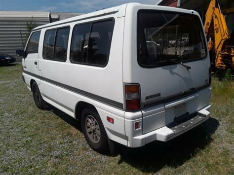 Mitsubishi Van 1988 photo