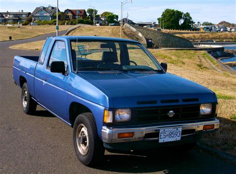 Nissan Pickup 1990 photo