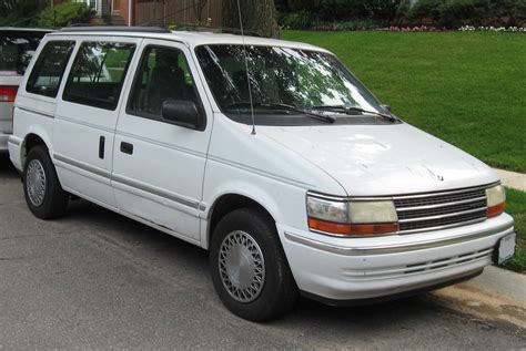 Plymouth Voyager 1983 photo