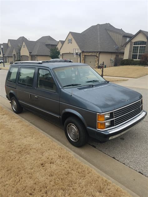 Plymouth Voyager 1986 photo