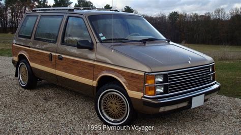 Plymouth Voyager 1995 photo