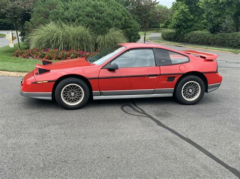 Pontiac Fiero 1986 photo