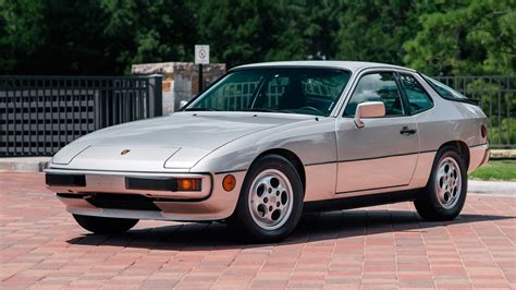 Porsche 924 1987 photo