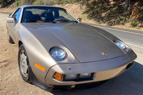 Porsche 928 1984 photo