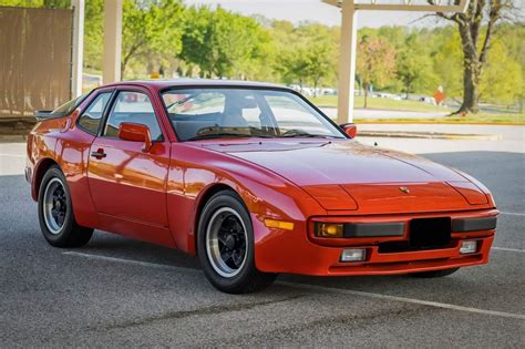 Porsche 944 1983 photo