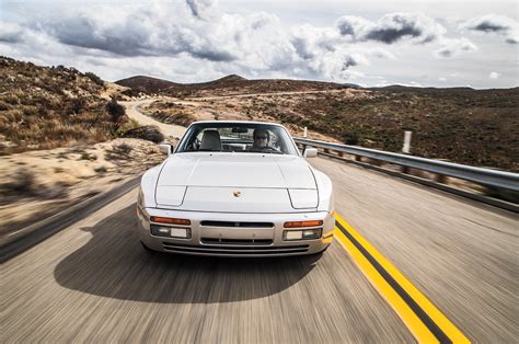 Porsche 944 photo