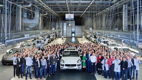 photo of Porsche Cayenne car production