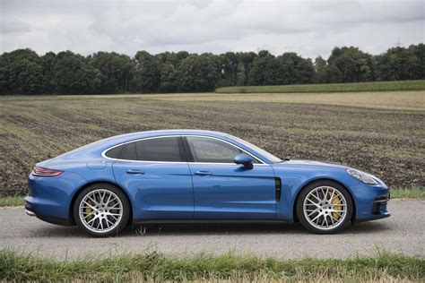 Porsche Panamera 2017 photo