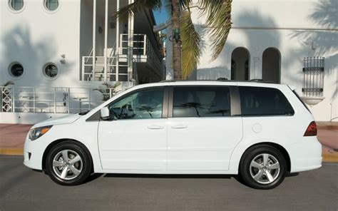 Volkswagen Routan 2010 photo