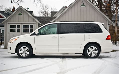 Volkswagen Routan 2011 photo