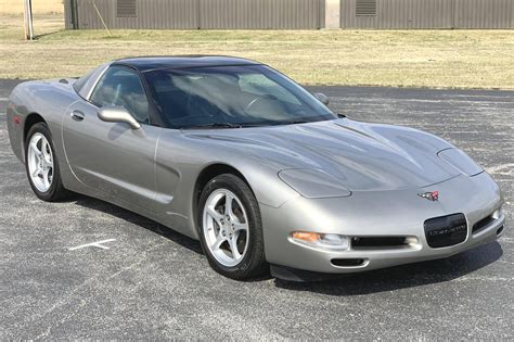 chevrolet corvette 2000 photo