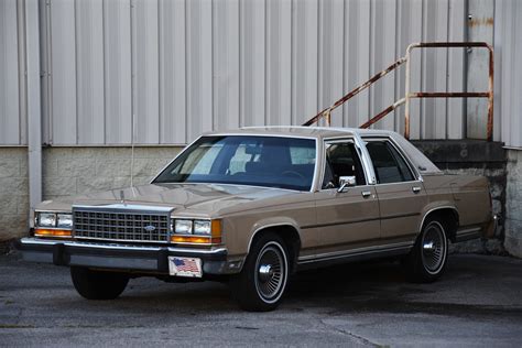 ford crown victoria 1985 photo