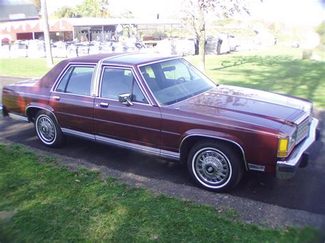 ford crown victoria 1986 photo