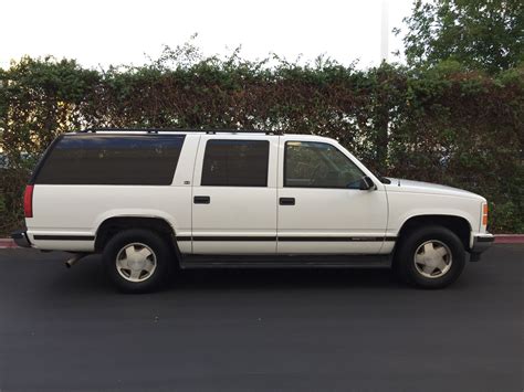 gmc c2500 suburban 1997 photo