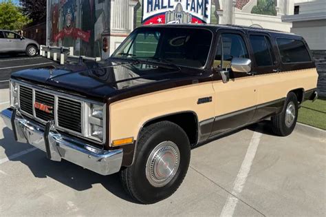 gmc suburban 1985 photo