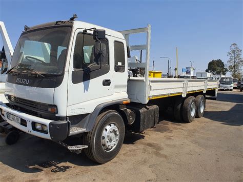 isuzu 1400 photo