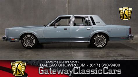 lincoln town car 1982 photo