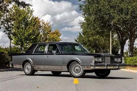 lincoln town car 1984 photo