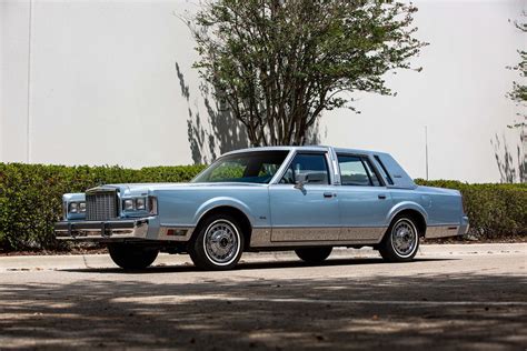 lincoln town car 1986 photo