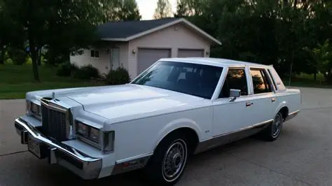 lincoln town car 1987 photo