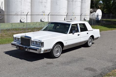 lincoln town car 1988 photo