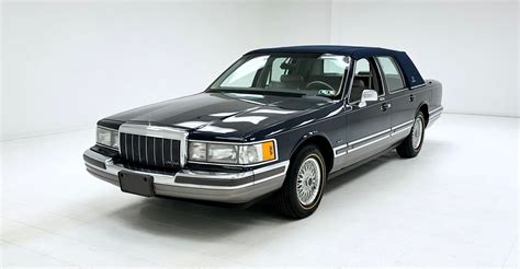 lincoln town car 1990 photo