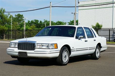 lincoln town car 1992 photo