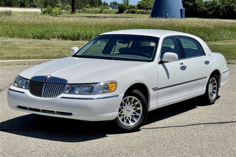 lincoln town car 2000 photo