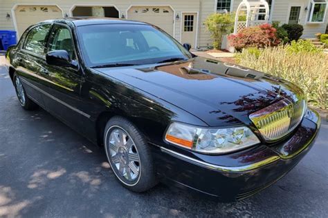 lincoln town car 2004 photo