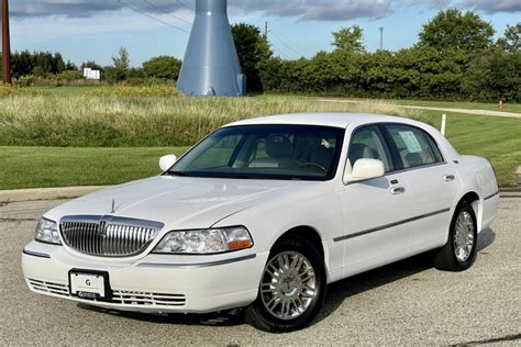 lincoln town car 2008 photo