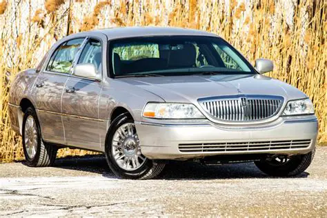 lincoln town car 2011 photo