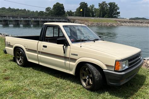 mazda b2000 1987 photo