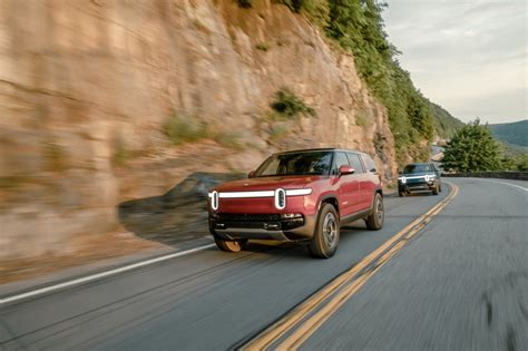 rivian r1s 2023 photo