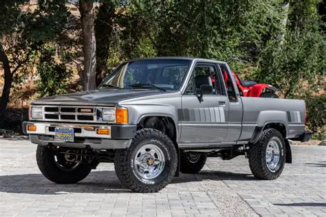 toyota pickup 1985 photo